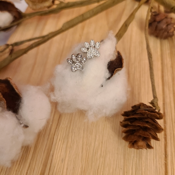 🐾🐾NEW🐾🐾Super Adorable Paw Print earrings with CZ'S - Picture 13 of 13
